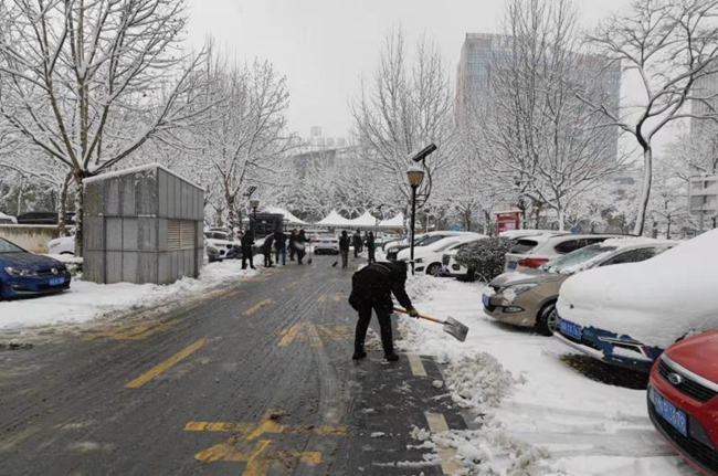 干部職工齊上陣，掃雪除冰暖民心！市住建局積極開(kāi)展掃雪除冰活動(dòng)